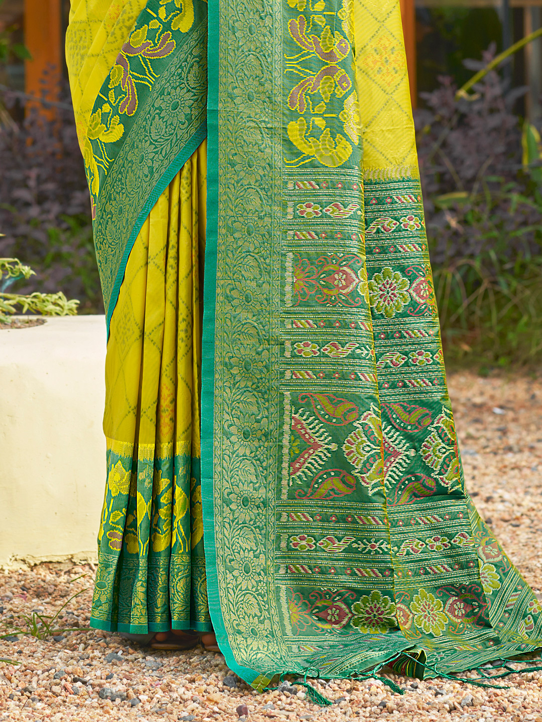 Handwoven Green Pochampalli Silk Saree for Festive & Wedding Wear - Image 3
