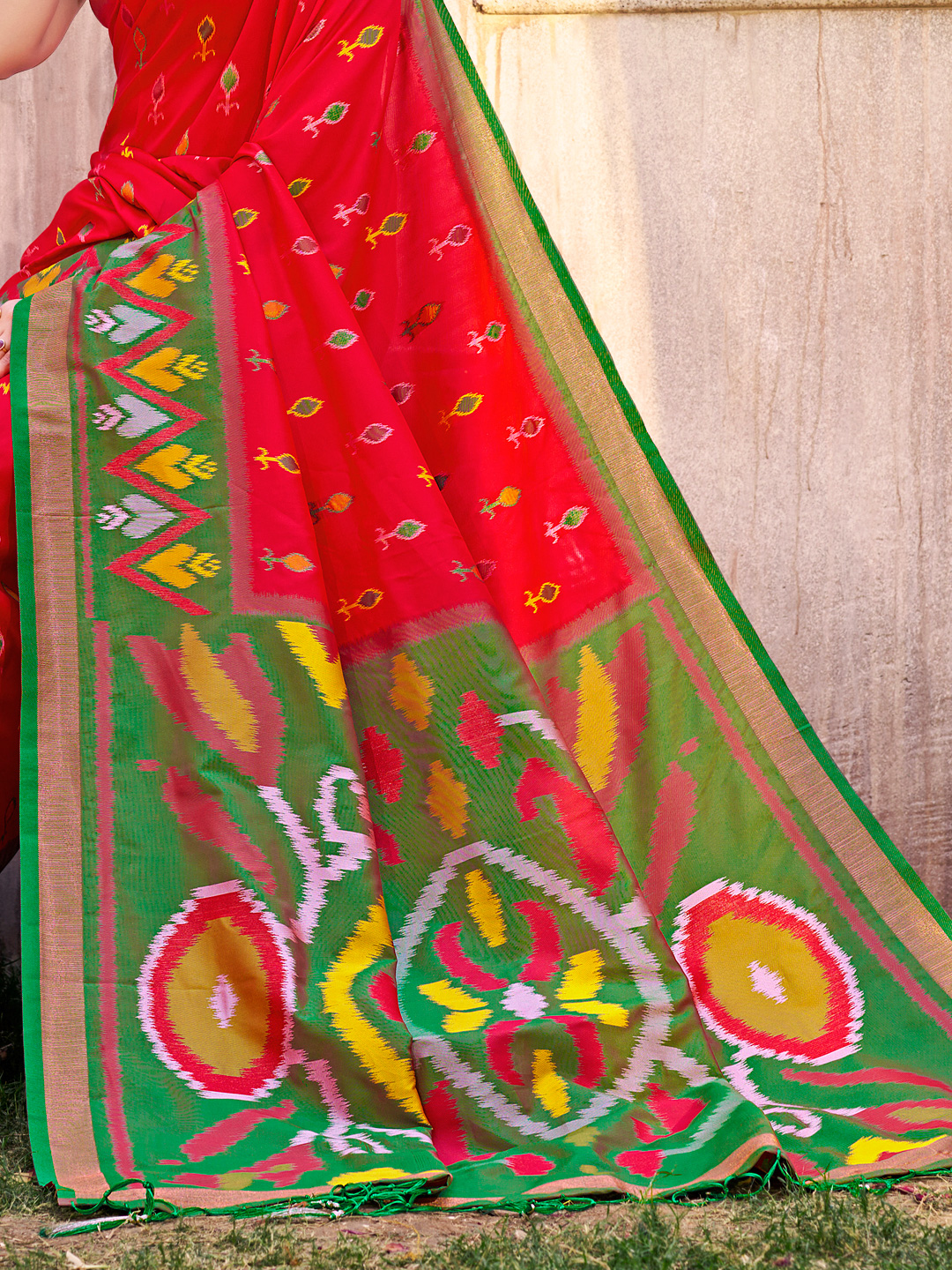 Elegant Red Pochampally Ikkat Silk Saree with Silk Blouse - Image 2